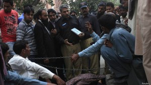 La policía interrogó a los testigos todavía con la víctima en el suelo (Reuters)